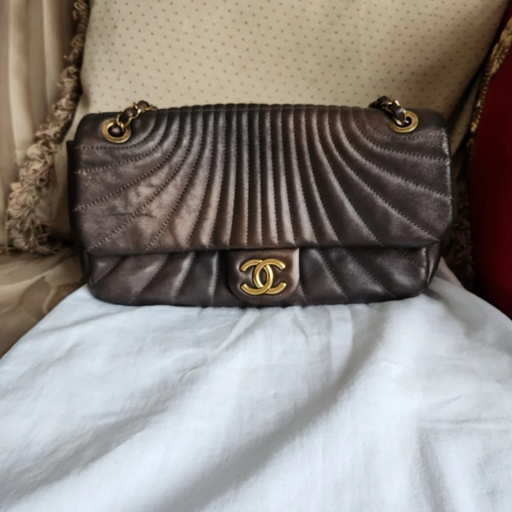 Chanel flap bag - Picture 2 of 9